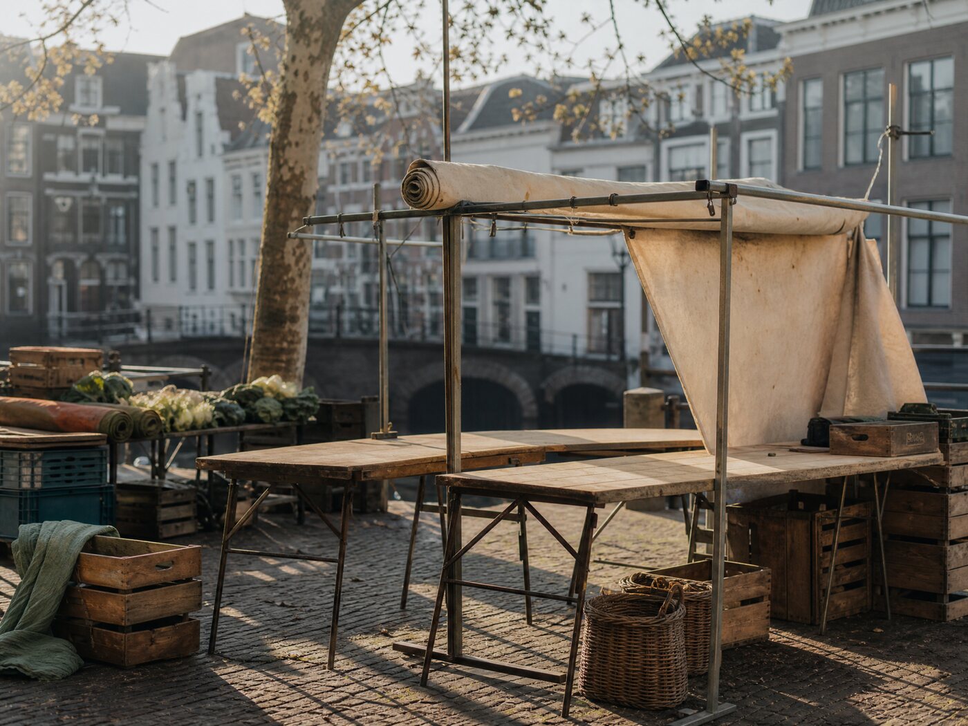 Marktondernemer richt een kraam in